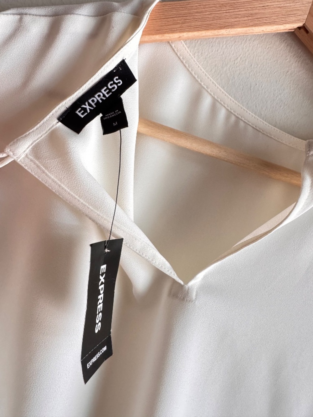 Express Women's Ivory Scalloped Short Sleeve Blouse Size Medium M NWT - Picture 4 of 5